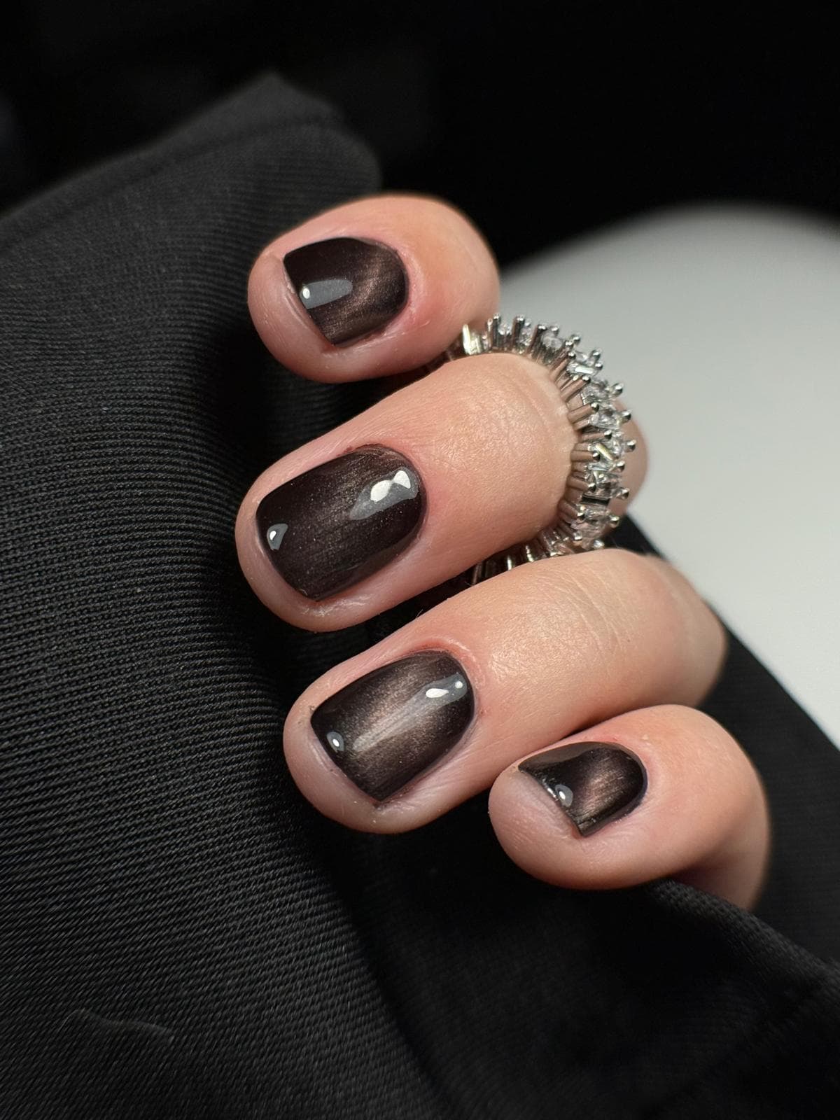 Kurze dunkelbraune Cat-Eye-Nägel mit glänzendem Magneteffekt