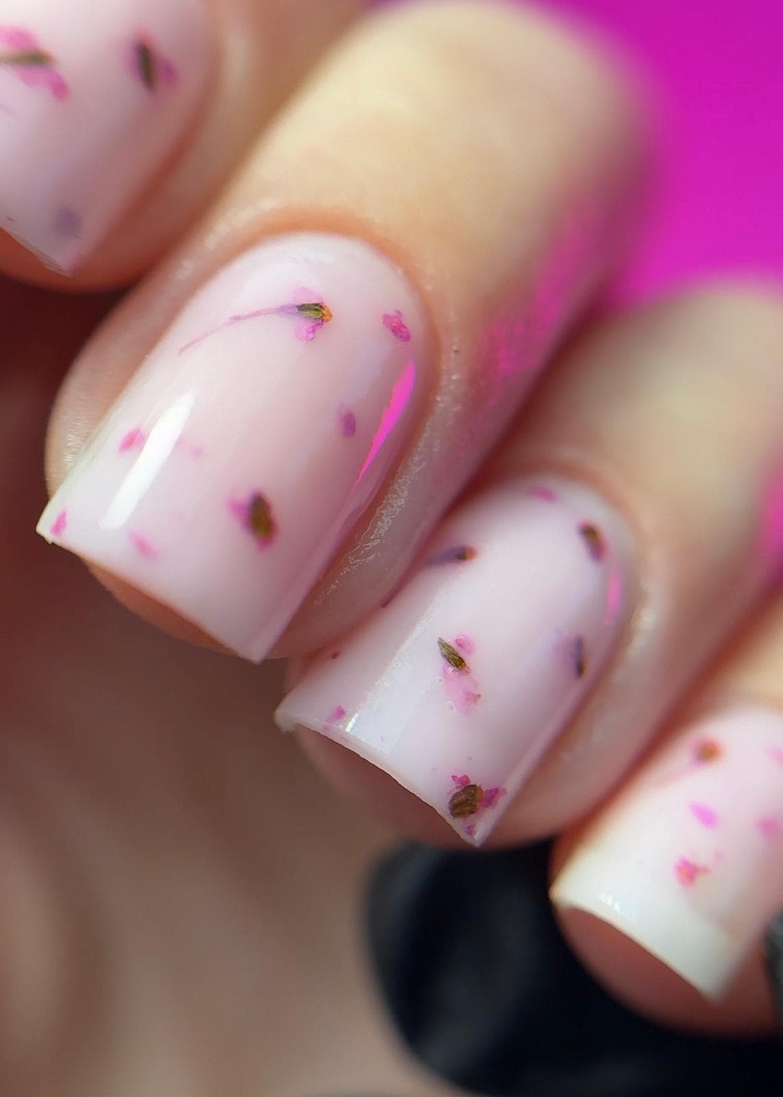 Milchig-rosa Nägel mit zarten eingebetteten Blüten