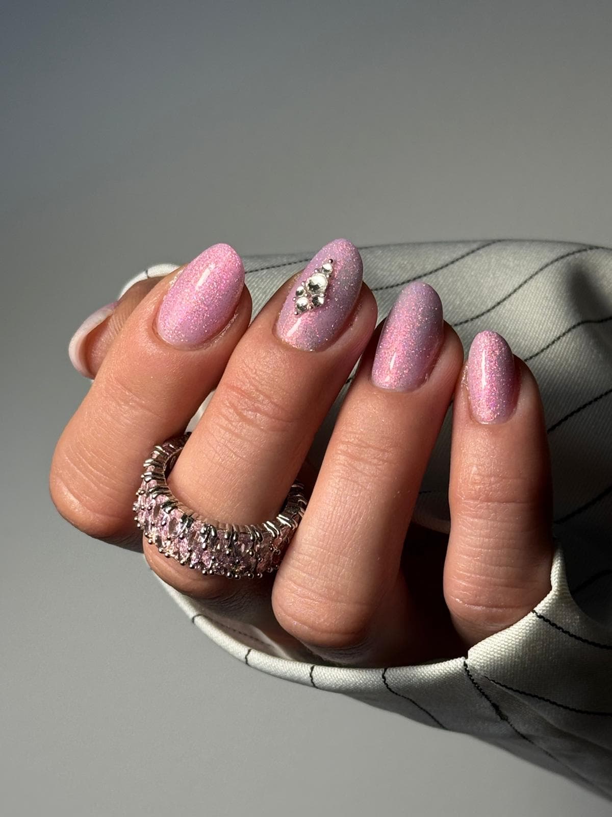 Pink schimmernde Almond-Nägel mit Kristall-Akzentnagel